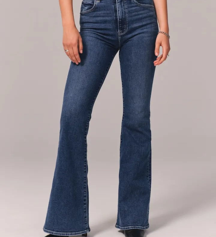 High-Waist Schlagjeans mit Retro-Flair und zeitlosem Schnitt