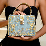 Luxus-Acryl Clutch in Himmelblau mit barockem Golddekor – Vintage-inspirierte Abendtasche