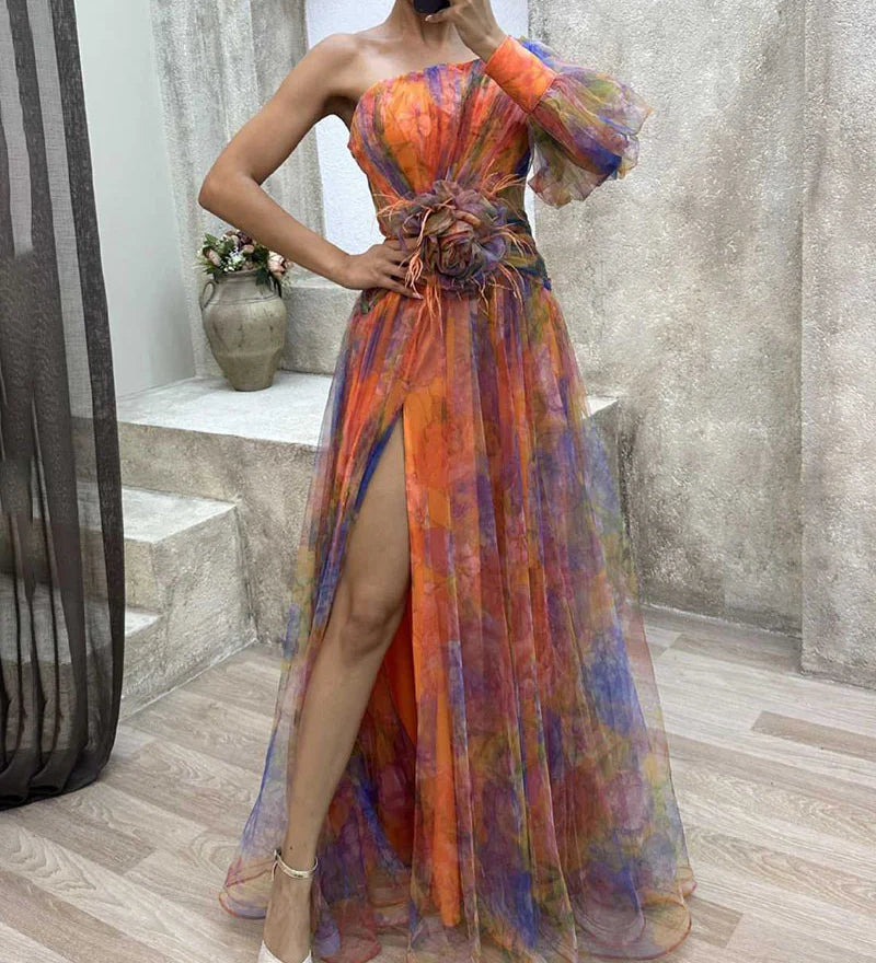 Asymmetrisches Abendkleid – One-Shoulder Maxikleid mit Blumenapplikation & Schlitz