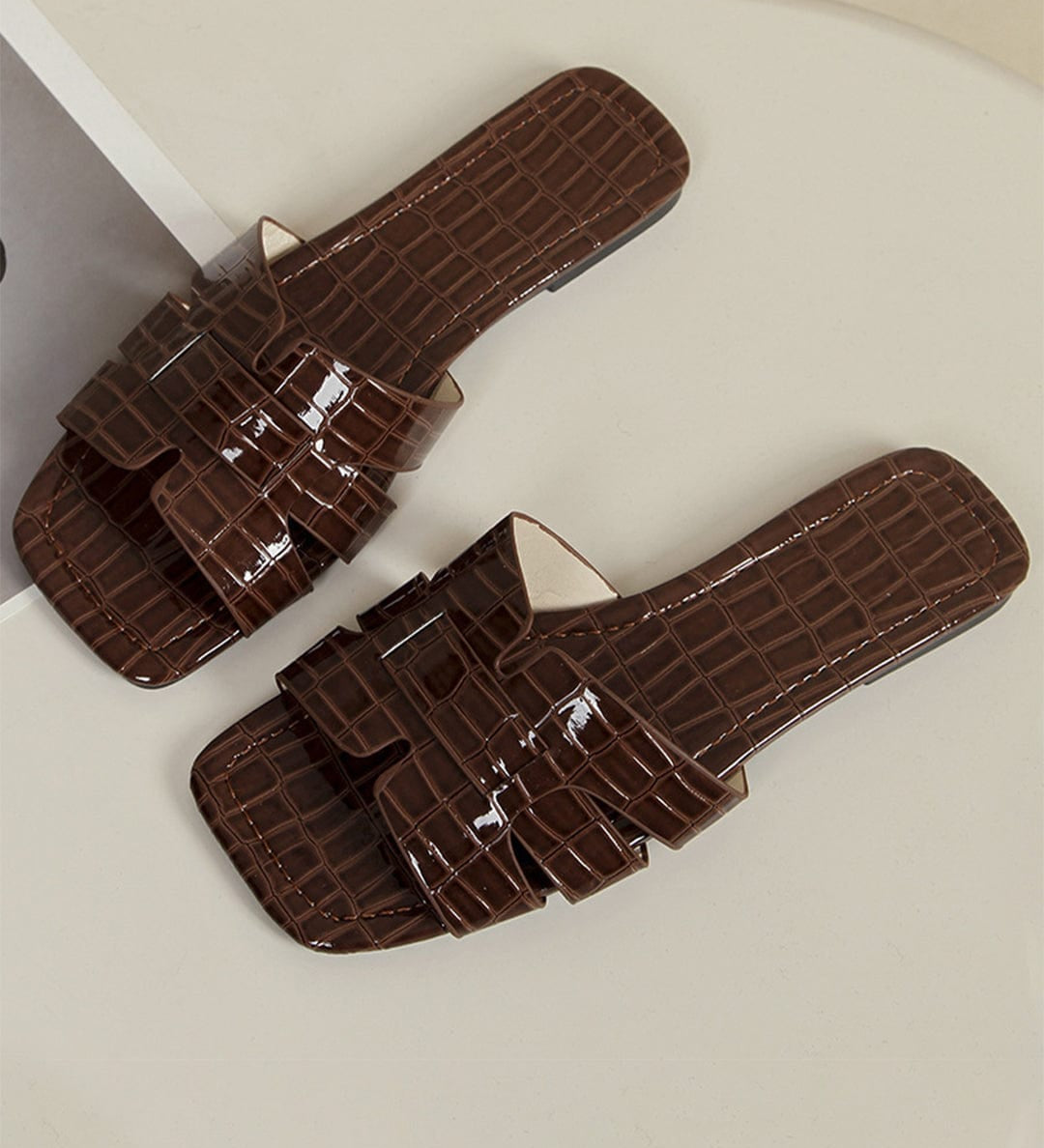 Elegante weiße Slides mit Kroko-Optik