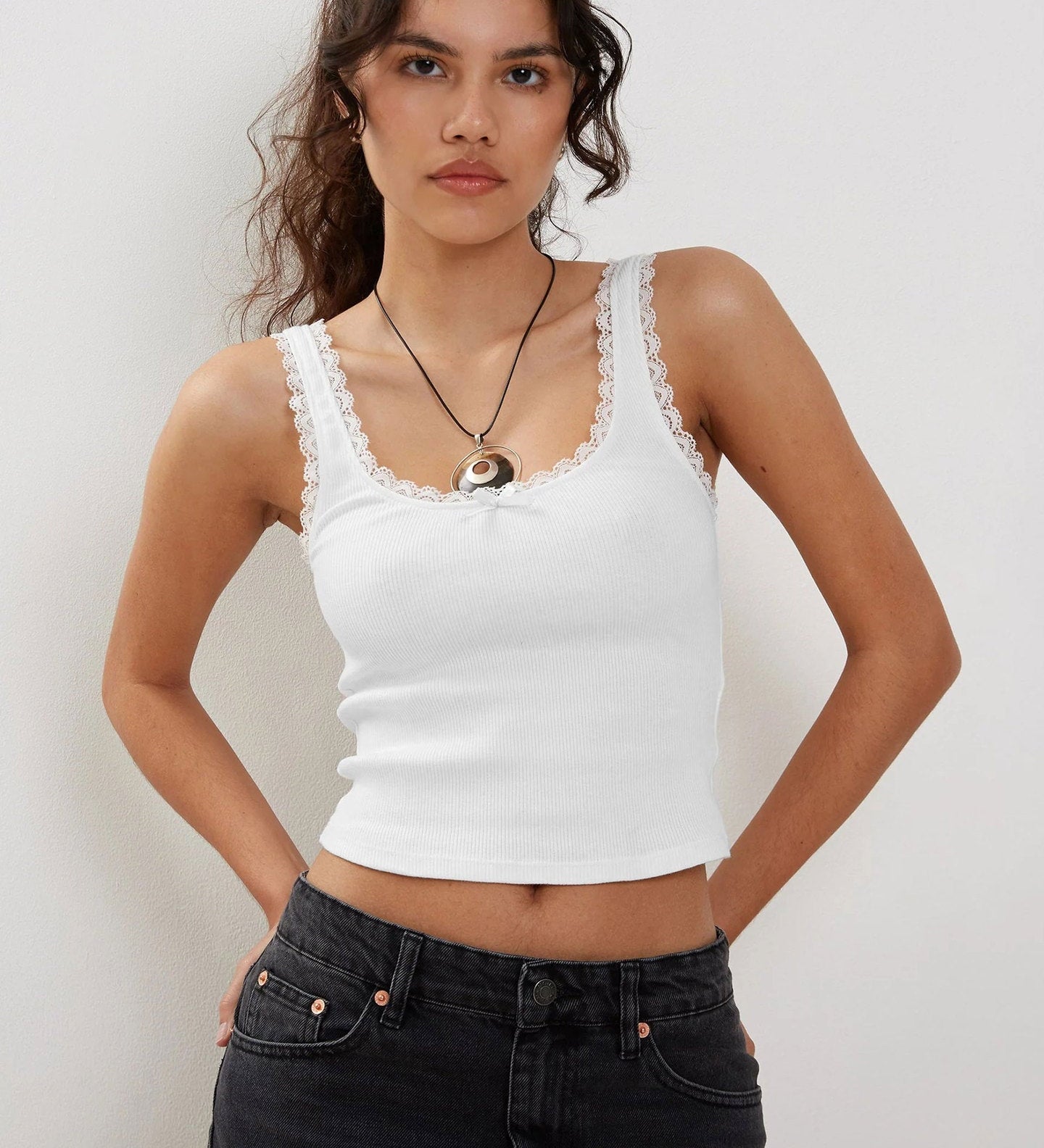 Lea | Romantisches Ripp-Tanktop mit Spitzenbesatz
