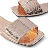 Elegante Metallic-Slides mit Krokodilleder-Prägung