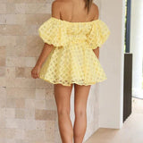 Carolyn | Gelbes Schulterfreies Minikleid mit Puffärmeln und transparentem Karomuster