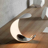 Designer Tischlampe „Halbmond“ – Modernes LED-Lichtobjekt im Mond-Design