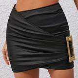 Lyra | Figurbetonter Kunstleder-Minirock mit asymmetrischer Drapierung und goldener Zierschnalle