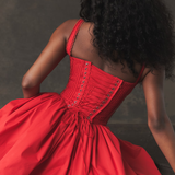 Romantisches Korsett-Minikleid mit Trägern und Rüschendetails