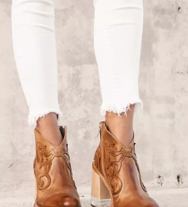 Elisa | Western-Stiefeletten in Nude mit Blockabsatz & Nieten