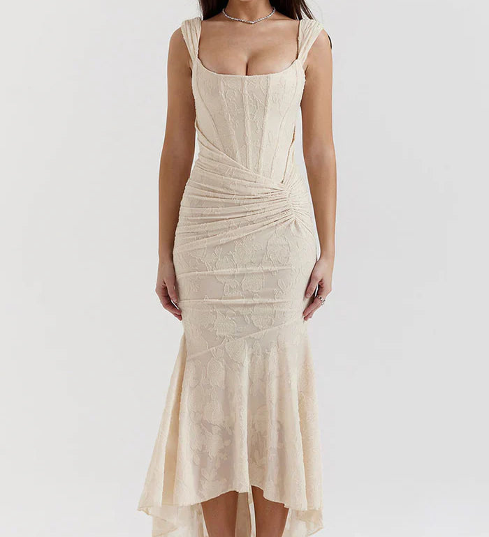 Schulterfreies Spitzen-Abendkleid mit figurbetonter Passform