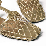 Elegante goldene Sandalen mit Netzdesign