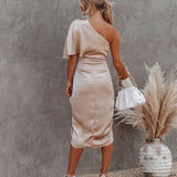 One-Shoulder Satinkleid – Drapiertes Midikleid mit Schlitz & figurbetonter Taille