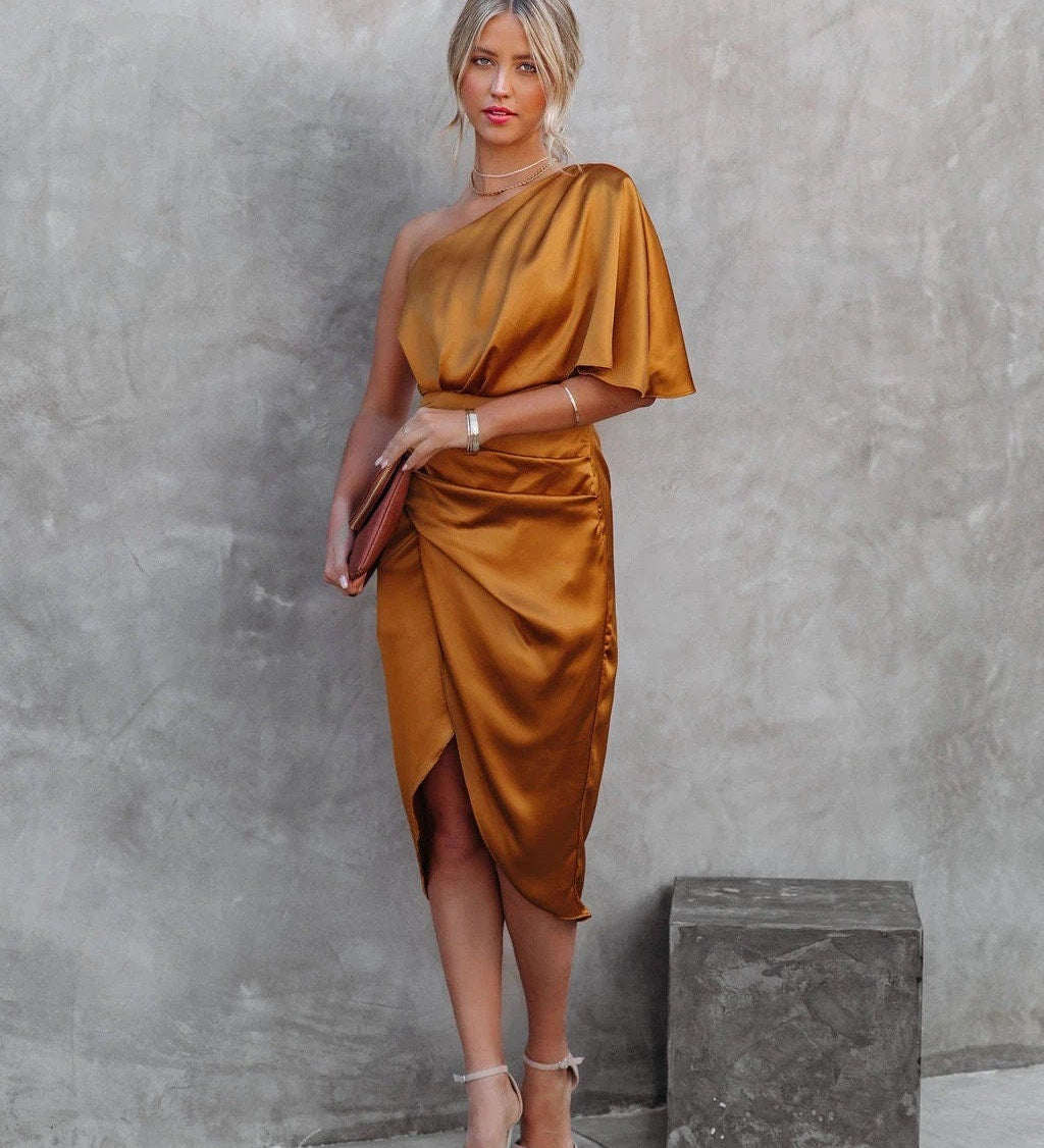 One-Shoulder Satinkleid – Drapiertes Midikleid mit Schlitz & figurbetonter Taille