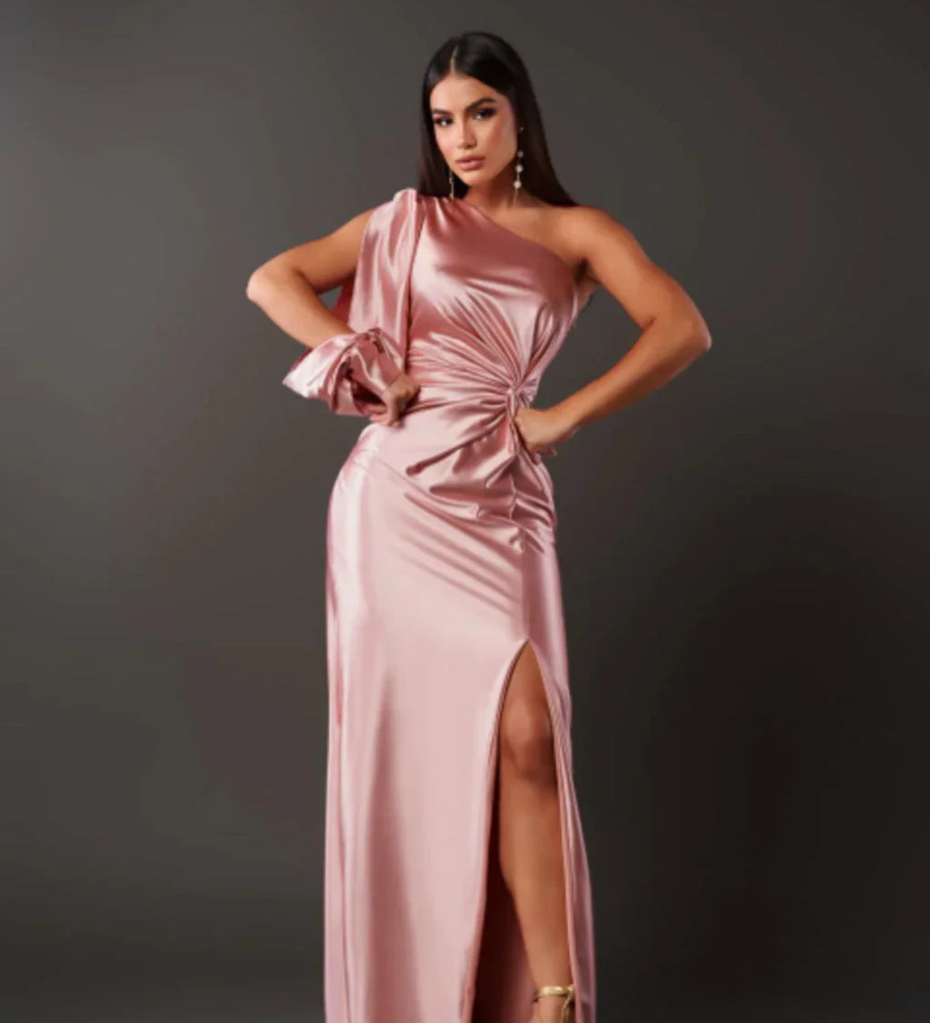 Asymmetrisches Satinkleid – One-Shoulder Abendkleid mit Schlitz & Drapierung