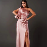 Asymmetrisches Satinkleid – One-Shoulder Abendkleid mit Schlitz & Drapierung