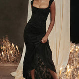 Schulterfreies Spitzen-Abendkleid mit figurbetonter Passform