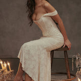 Schulterfreies Spitzen-Abendkleid mit figurbetonter Passform