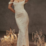 Schulterfreies Spitzen-Abendkleid mit figurbetonter Passform