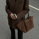 Melany | Strukturierte Tote Bag aus braunem Wildleder mit goldfarbenem Verschluss, Tragegriff & Schulterriemen