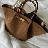 Melany | Strukturierte Tote Bag aus braunem Wildleder mit goldfarbenem Verschluss, Tragegriff & Schulterriemen