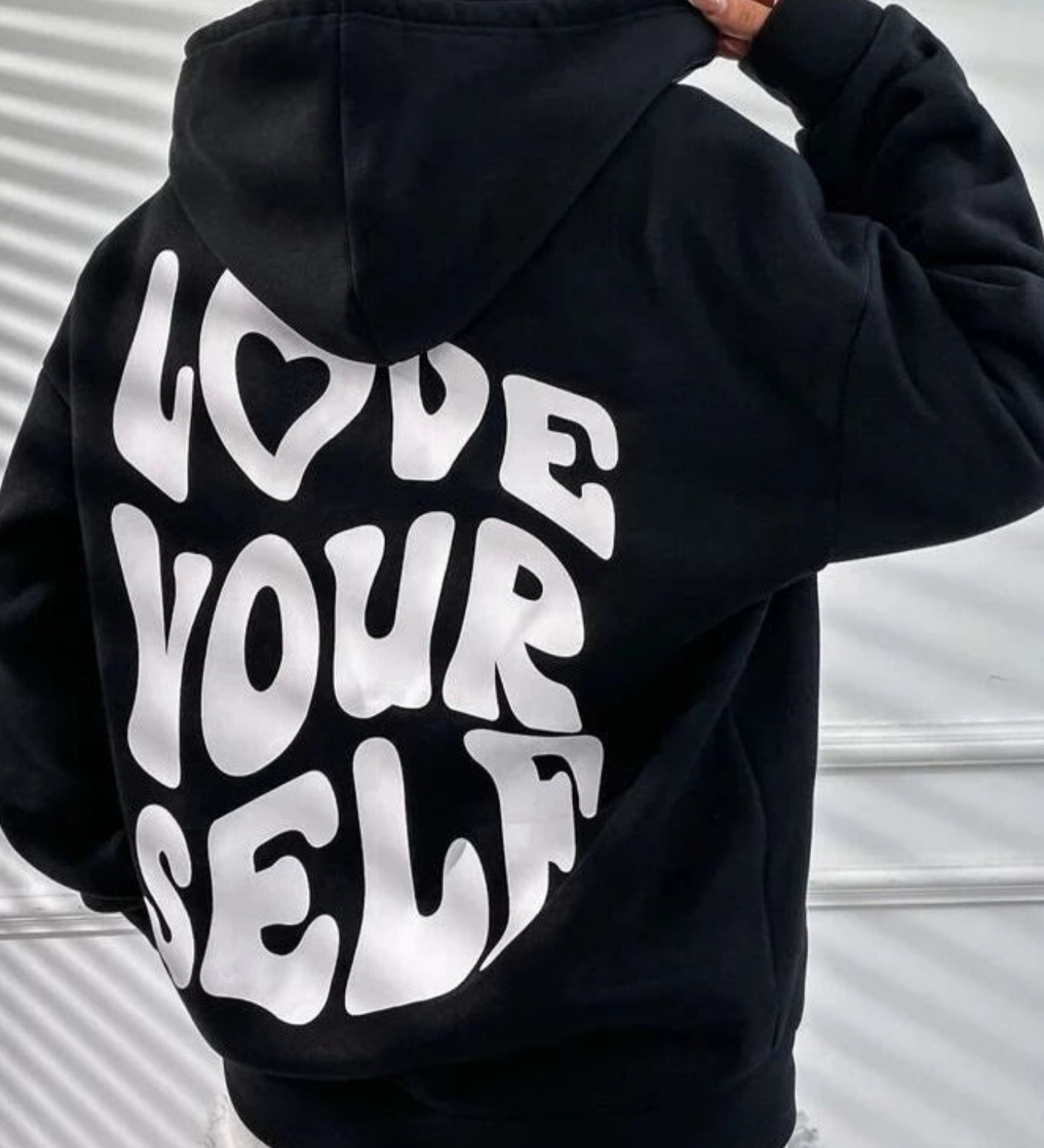 Oversized Damen Hoodie in Schwarz mit weißem „Love Yourself“ Rückendruck – Kapuzenpullover im Streetwear-Style