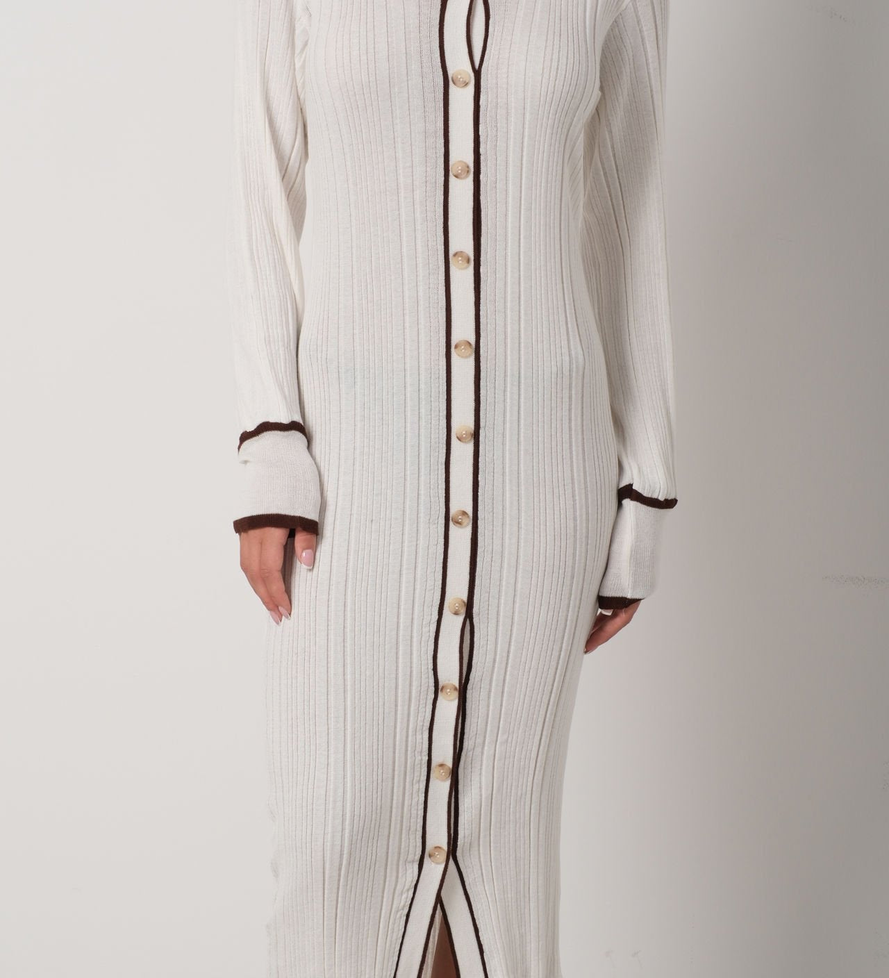 Isabelle | Geripptes Strickkleid mit Knopfleiste & Kontrastpaspeln