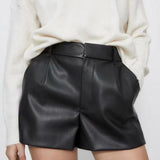 Damen-Kunstleder-Shorts mit eleganten Zierleisten
