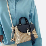 Livia | Kleine Damen-Strohtasche mit schwarzer Kunstleder-Klappe, Henkel & abnehmbarem Schultergurt – Crossbody- & Handtasche für Sommer