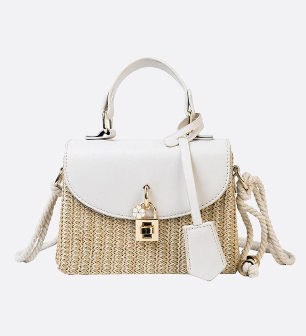 Livia | Kleine Damen-Strohtasche mit schwarzer Kunstleder-Klappe, Henkel & abnehmbarem Schultergurt – Crossbody- & Handtasche für Sommer