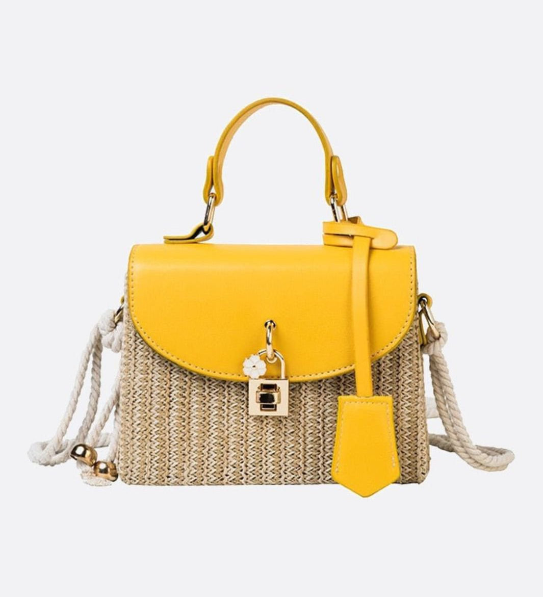 Livia | Kleine Damen-Strohtasche mit schwarzer Kunstleder-Klappe, Henkel & abnehmbarem Schultergurt – Crossbody- & Handtasche für Sommer