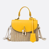 Livia | Kleine Damen-Strohtasche mit schwarzer Kunstleder-Klappe, Henkel & abnehmbarem Schultergurt – Crossbody- & Handtasche für Sommer