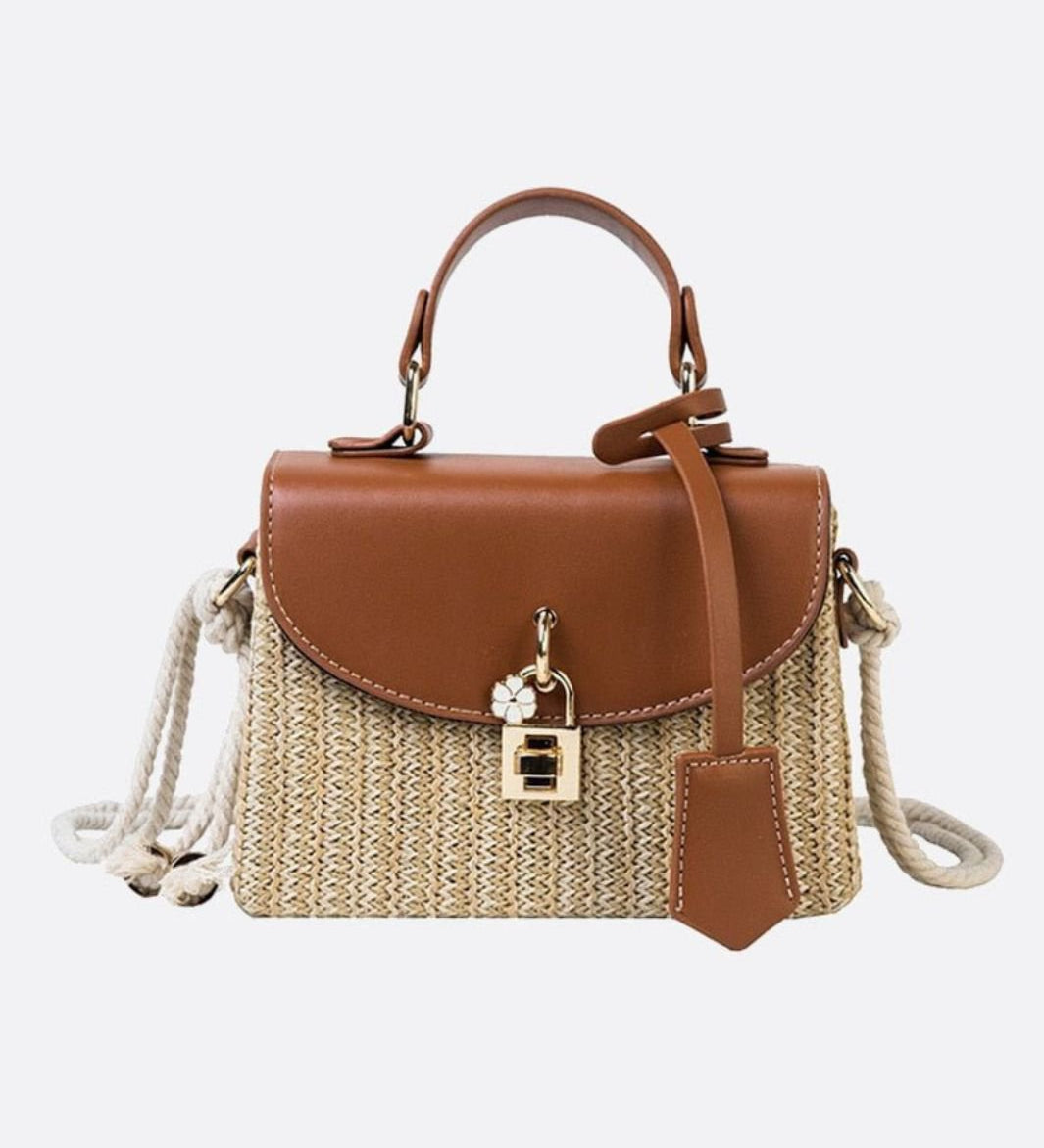 Livia | Kleine Damen-Strohtasche mit schwarzer Kunstleder-Klappe, Henkel & abnehmbarem Schultergurt – Crossbody- & Handtasche für Sommer