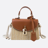 Livia | Kleine Damen-Strohtasche mit schwarzer Kunstleder-Klappe, Henkel & abnehmbarem Schultergurt – Crossbody- & Handtasche für Sommer