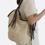 Mira | Weiche Strohtasche mit geflochtenem Schulterriemen & Lederfransen – Boho-Sommertasche für Damen