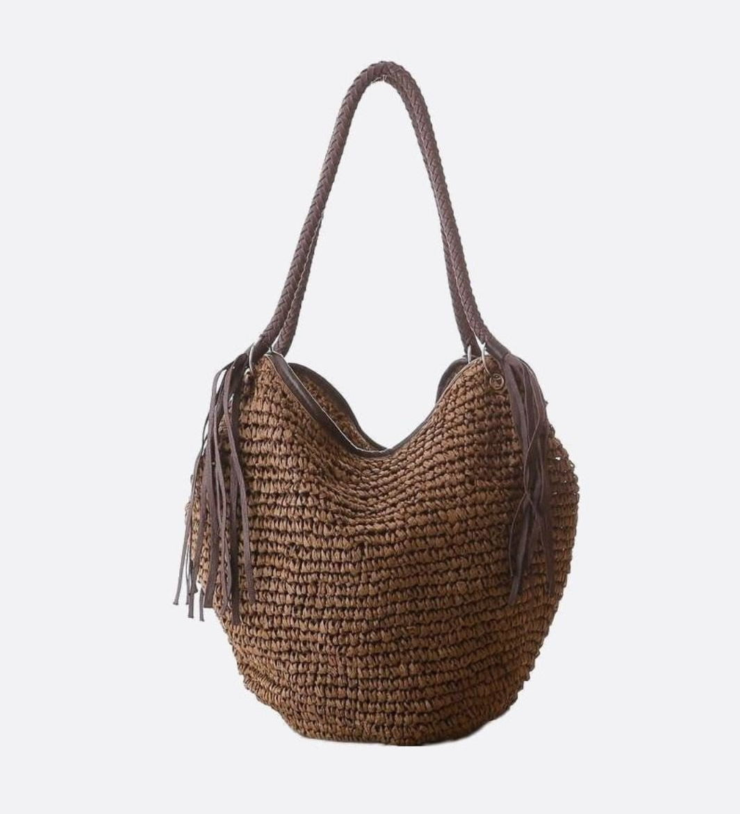 Mira | Weiche Strohtasche mit geflochtenem Schulterriemen & Lederfransen – Boho-Sommertasche für Damen