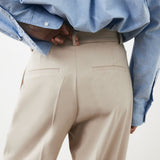 Weite Damenhose mit Bundfalten und geradem Schnitt