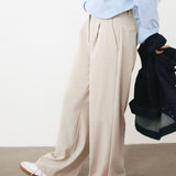 Weite Damenhose mit Bundfalten und geradem Schnitt