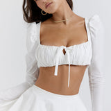 Dagny | Weißes Oberteil mit Puffärmeln und Minirock mit Schleife